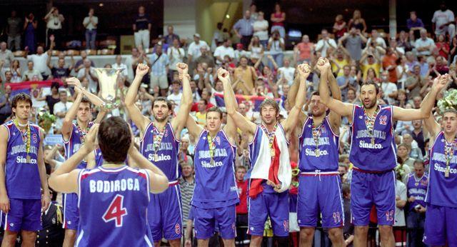 Naši košarkaši slave zlato na svetskom prvenstvu 2002. godine