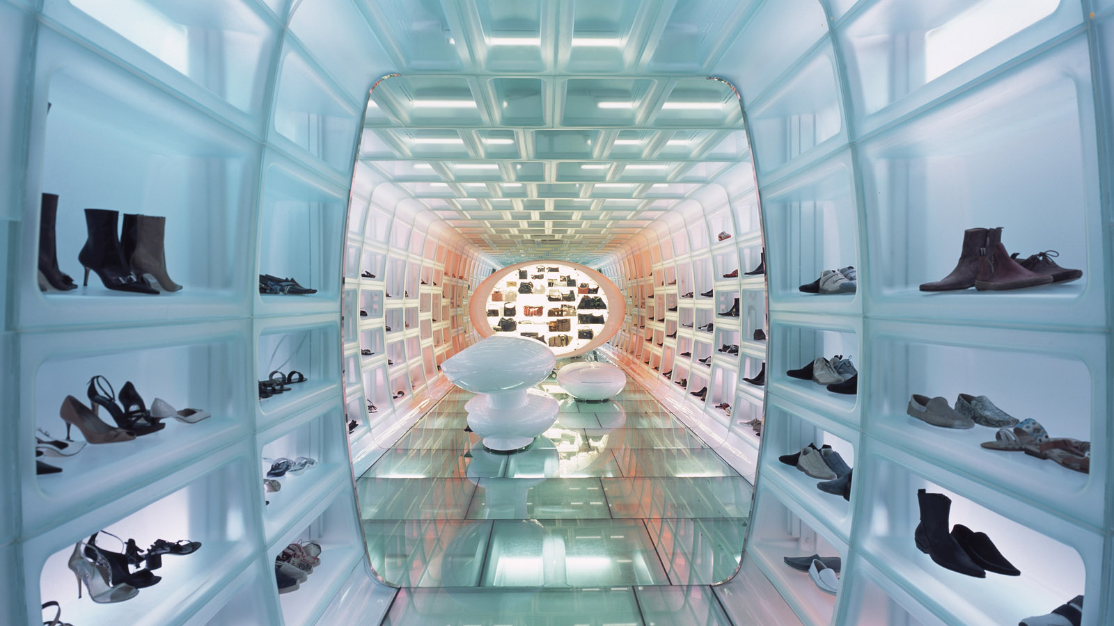 Витрина вашего. Необычные магазины. Дизайн обувного магазина необычный. Магазин будущего. Будущего интерьер бутик.