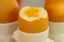 Oljuštite kuvana jaja za tren!