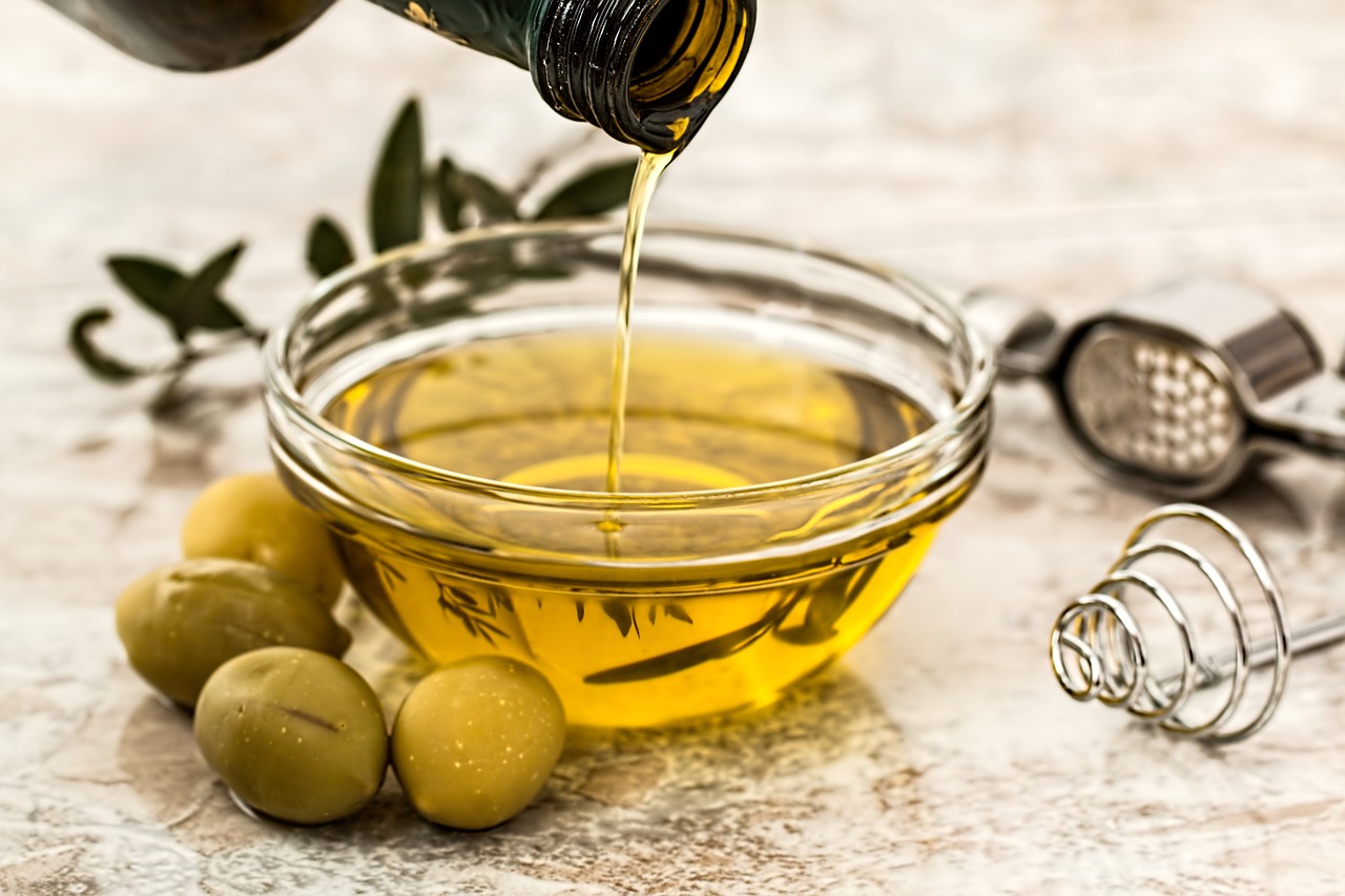 Odavno je ustanovljeno da je maslinovo ulje odlično za kožu i kosu. Prvenstveno jer je prirodni izvor skvalena. Skvalen predstavlja glavni sastojak kozmetičkih proizvoda koji su zaduženi da obezbedio umerenije lučenje masnoće na našem telu. U prevodu maslinovo ulje pomaže da se reguliše masnoća na našoj kosi. 