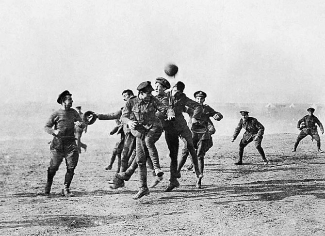 Tokom nezvaničnog "božićnog primirja" vojnici su na "ničijoj zemlji zaigrali fudbal