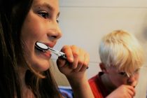 Nova studija otkriva: Većina dece pogrešno pere zube!