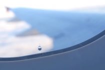 Šta predstavlja mala rupa na prozoru aviona?