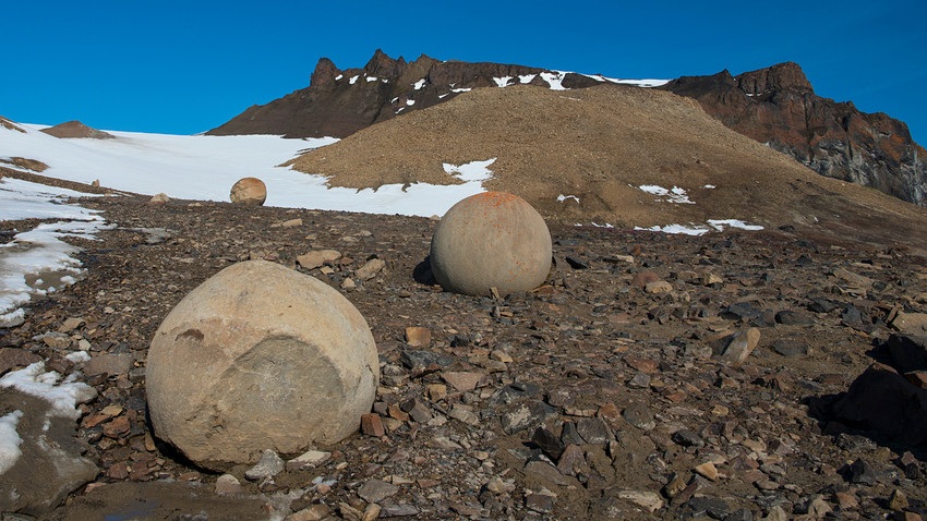Misterija ruskog ostrva prepunog kamenih kugli! | Edukacija