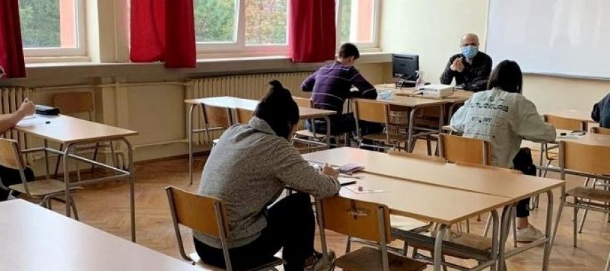 U svim školama u Srbiji neposredan model nastave